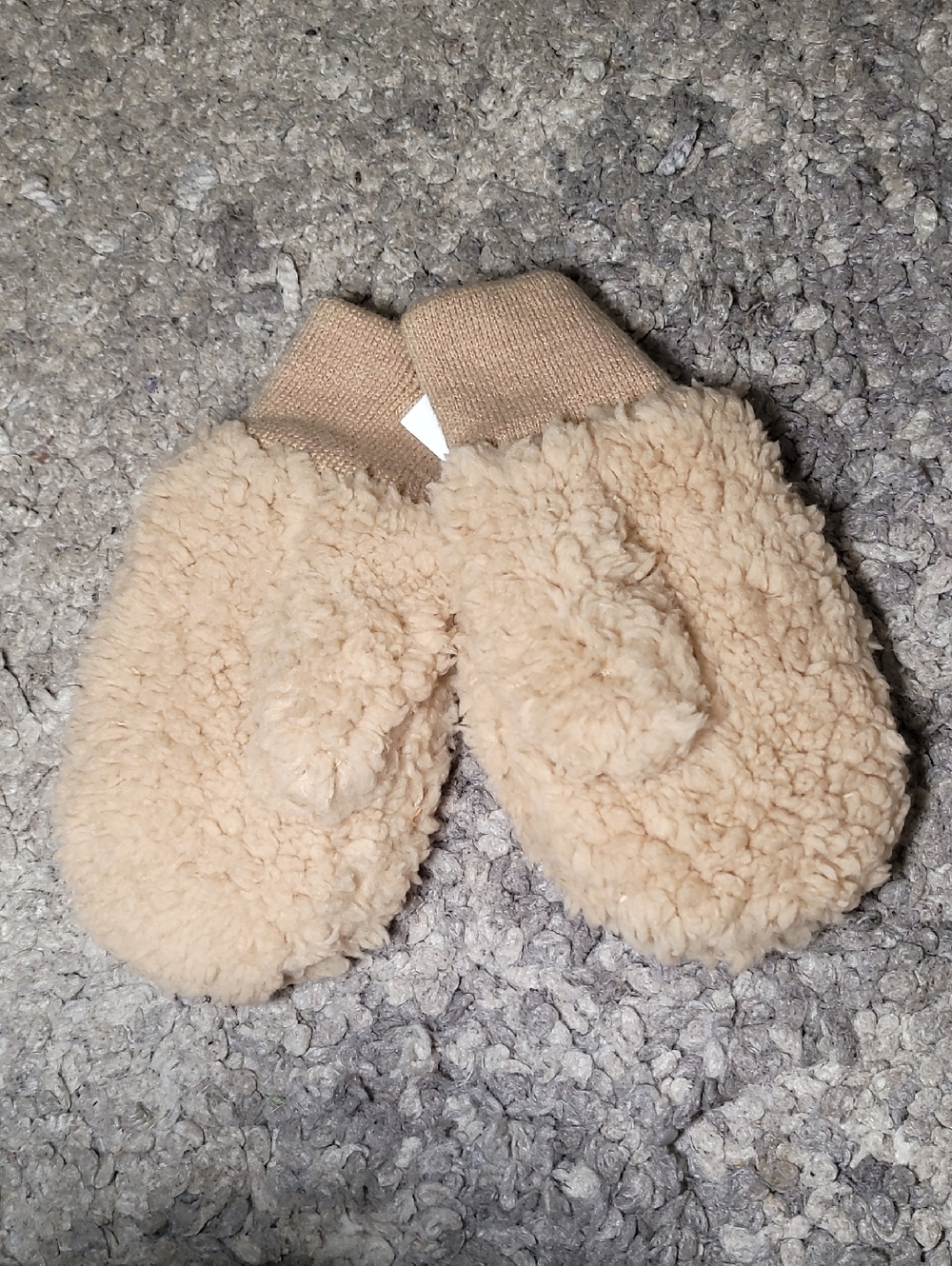 GAP Baby Plush Sherpa Mittens in Beige